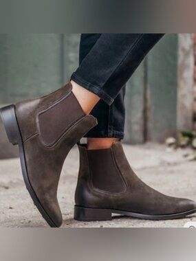 Classic Chelsea Ankle Boots in Olive Brown